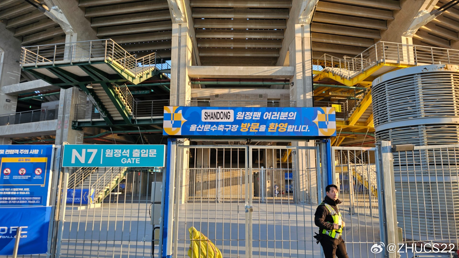  博主：蔚山現(xiàn)場工作人員、轉(zhuǎn)播車、安保在準(zhǔn)備撤場，場外一片安靜
