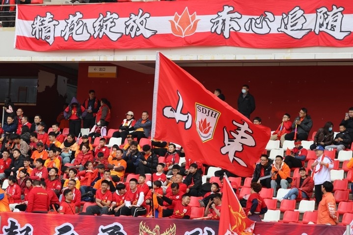 主場(chǎng)上萬(wàn)名球迷的吶喊助威，給山東體彩女足征戰(zhàn)女超增添了能量與動(dòng)力