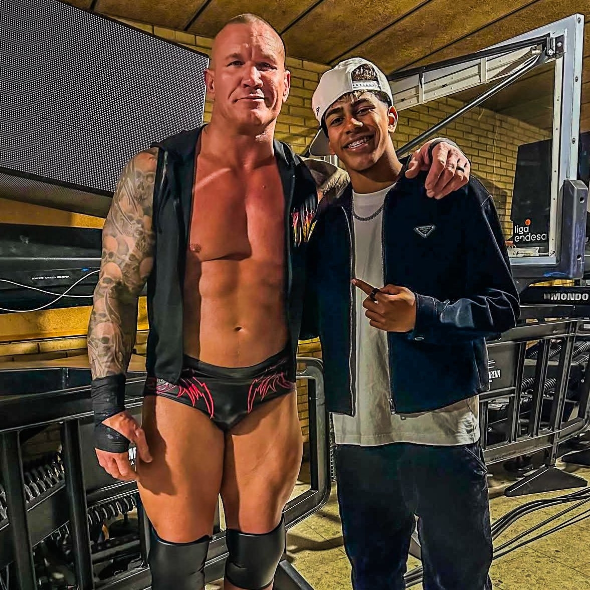  小心RKO！亞馬爾現(xiàn)場觀戰(zhàn)WWE，和奧爾頓、Triple H等合影
