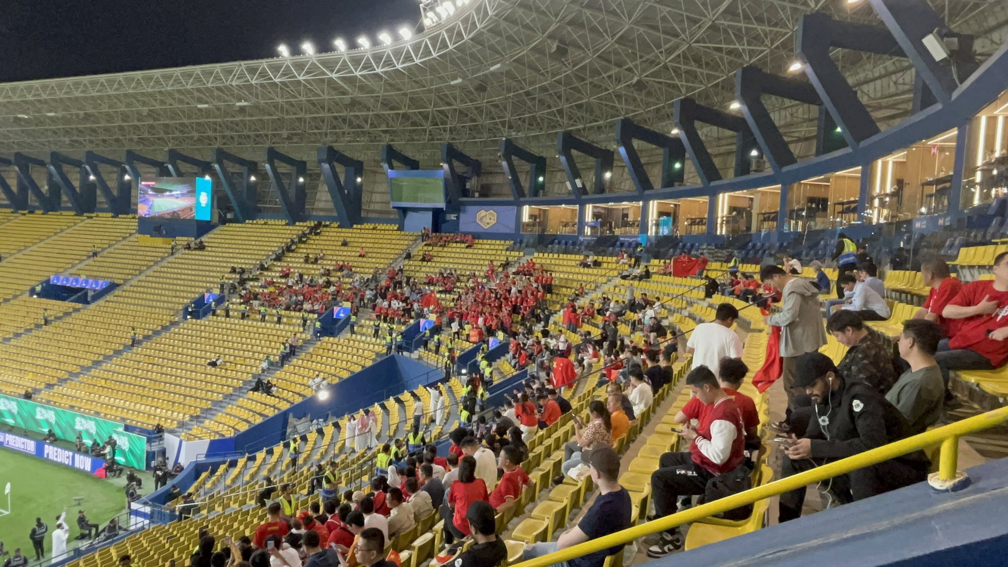  球票已售罄！中國球迷已經(jīng)入場，坐在球場上層沙特球迷區(qū)上方