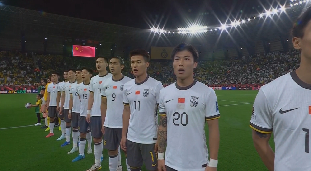  大戰(zhàn)一觸即發(fā)！賽前國(guó)歌儀式，國(guó)足首發(fā)11人高唱國(guó)歌