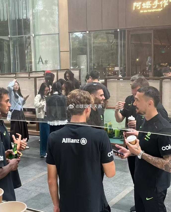  松弛感拉滿！澳大利亞隊員在杭州街頭喝奶茶