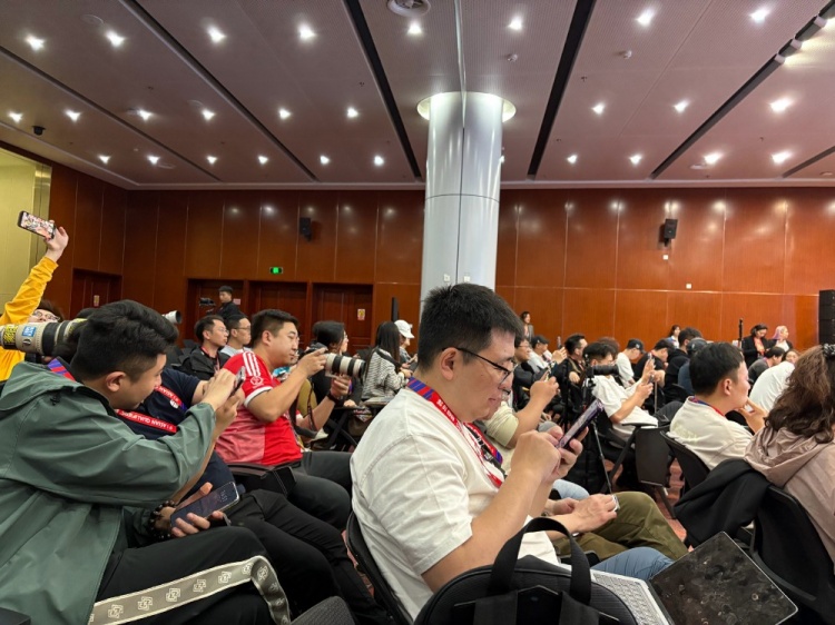  萬(wàn)眾矚目！記者擠滿國(guó)足賽前新聞發(fā)布廳，賽場(chǎng)記者預(yù)計(jì)超300人